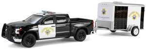 GREEN32315-C - CHEVROLET Silverado 2023 California Police met aanhangwagen uit de HOT PURSUIT-serie in blisterverpakking
