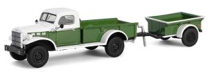 GREEN32320-A - DODGE Power Wagon 1950 met groen-witte aanhanger uit de HITCH & TOW-serie in blisterverpakking