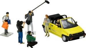 TOM324751 - Televisieploeg met een gele Honda City Cabriolet en accessoires.