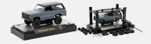 M2M-37000-67-A - CHEVROLET K5 Blazer 1974 grijs MODELBOUWPAKKET in blisterverpakking