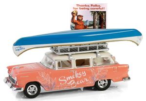 GREEN38070-A - CHEVROLET Two-Ten Townsman 1955 met kano op het dak uit de SMOKEY BEAR serie in blisterverpakking