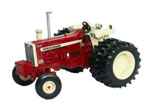 BRI43412 - IH FARMALL 1206 achteraan gekoppeld