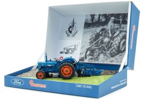 UH6377 - FORDSON Super Dexta met RANSOMES TS 54A 2 korps ploeg - Beperkt tot 1000 exemplaren.
