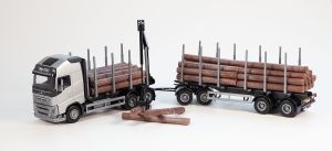 EMEK70301 - VOLVO FH16 6x4 grijze bakwagen met 2+2 assen houttransportaanhanger