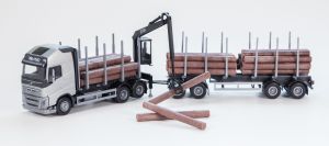 EMEK71301 - VOLVO FH16 6x4 grijze bakwagen met 2+2 assen houttransportaanhanger en loskraan