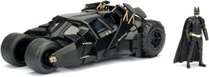 JAD98261 - BATMOBILE 2008 met Batman-figuur