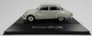 MAGARG37 - AUTO UNION 1000S 1960 grijze 4-deurs sedan verkocht in blisterverpakking