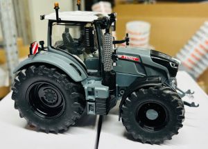CW0288 - FENDT 728 Vario grijs met zwarte velgen