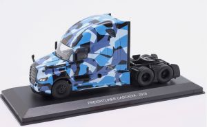 G1470007 - FREIGHTLINER Cascadia 6x4 2018 blauw - CAMOUFLAGE