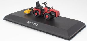 G1825094 - WIT-RUSLAND MTZ-132 met grondgereedschap