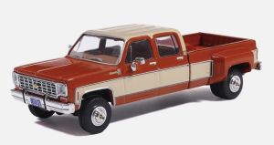 IXO-IA64019 - CHEVROLET K30 Silverado Pick-up 1975 Bruin en beige in blister