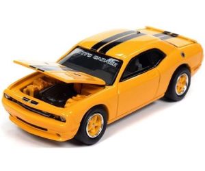 JLCT014-2B - 2014 DODGE Challenger SRT8 - Petty's Garge in oranje uit de COLLECTOR TINS-serie van 2024 in blisterverpakking