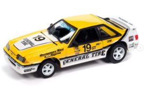 JLCT014-3A - 1988 FORD Mustang GT - Sallen General Tire #19 in wit en geel uit de 2024 COLLECTOR TINS-serie in blisterverpakking