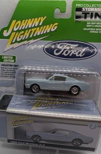 JLCT016B-C - 1965 Ford Mustang 2+2, blauw, uit de Collector Tins-serie 2025, in blisterverpakking