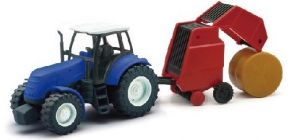 NEW05685B - Blauwe tractor met ronde balenpers