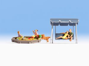 NOC15590 - Familie ontspannen in de tuin