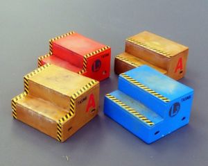 PLSAL4071 - 4 miniatuurstappen om te monteren en te schilderen; stickers meegeleverd