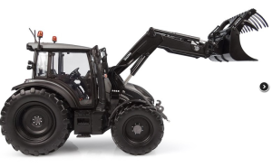 UH6746 - VALTRA G135 met titaniumgrijs voorlader