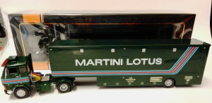 IXOTTR025 - VOLVO F88 4x2 met aanhangwagen 1 As MARTINI LOTUS