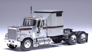 IXO-U64TR004 - GMC General 6x4 1980 Zilver met zwarte en rode strepen - USA EDITIE