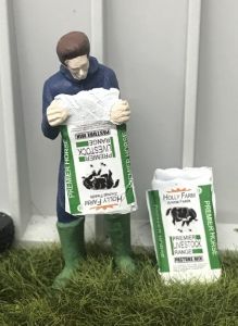 WM078J - Boer leegt een zak paardenvoer