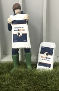 WM078O - Boer leegt een zak melk voor kalveren