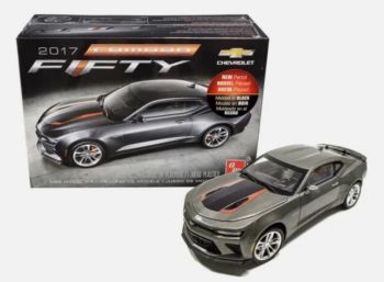 AMT1035M/12 - CHEVROLET Camaro 2017 grijs - 50e verjaardag om te assembleren en te schilderen