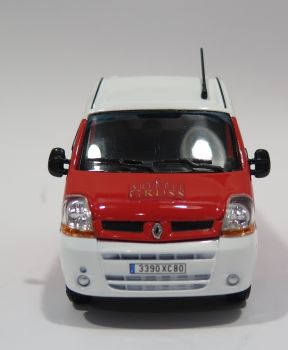 ELI114402 - RENAULT Master - Cirque Arlette GRUSS 2011 rood