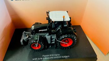 CW0161 - FENDT 820 zwart