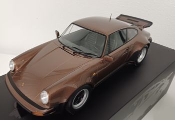 MNC125066128 - PORSCHE 911 Turbo 1977 Bruin metallic - Gelimiteerd tot 100 exemplaren.