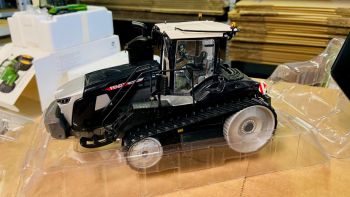 CW0165 - FENDT 1167 zwart
