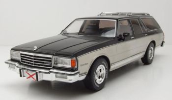 MOD18478 - Chevrolet Caprice Estate Wagon uit 1985, grijs en zwart.