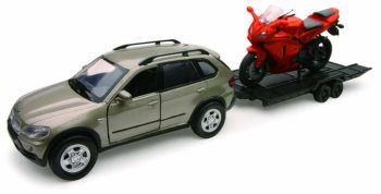 NEW54985A - BMW X 5 Met aanhangwagen en oranje motorfiets