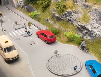 NOC14388 - Set verkeerseilanden met palen en borden