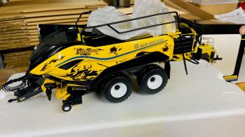 CW0149 - NEW HOLLAND GELE BULL Druk
