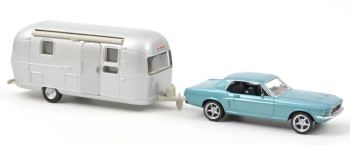 NOREV270582 - 1968 FORD Mustang metallic blauw met Airstream Jet caravan