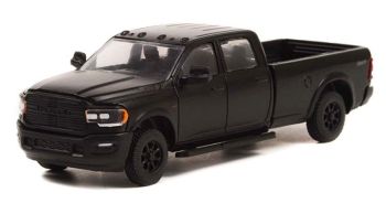 GREEN28090-F - RAM 2500 Crew cab 2021 uit de serie BLACK BANDIT Collection in blisterverpakking