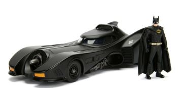 JAD253213001 - BATMOBILE met Batman - In Kit