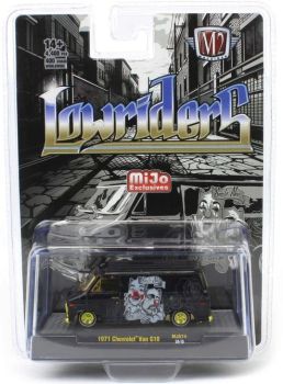 M2M-31500-MJS74-DORE - Chevrolet Van G10 uit 1971, zwart met gouden velgen, nog in de originele blisterverpakking.