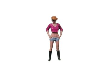 ATLAN32023_ROSE - Vrouw staand met roze hoed en bezel