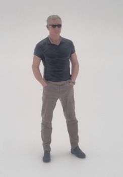 ATLAN32035 - Man met handen in zijn zakken, gekleed in een T-shirt en zonnebril