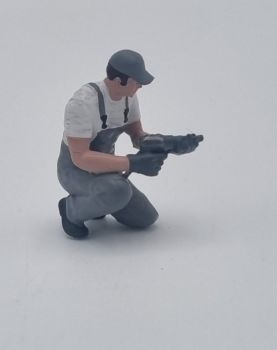 ATLAN32047_GRISC - Monteur knielend met een slagmoersleutel - lichtgrijs