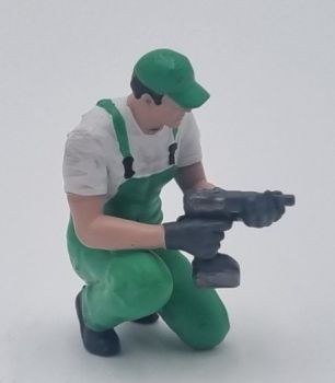 ATLAN32047_VERT - Monteur knielend met een slagmoersleutel - groen