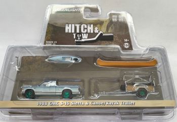 GREEN32250-C_VERT - GMC S-15 Sierra 1988 blauw met groene velgen en HITCH & TOW kano- en kajakaanhangwagen in blisterverpakking