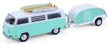 GREEN32330-B - Volkswagen Type 2 uit 1971 met surfplanken en Hitch & Tow caravan, nog in de originele blisterverpakking.