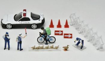 TOM328544 - Politiescène 2 met MAZDA RX-7 politieauto en accessoires