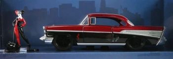JAD33087 - 1957 CHEVROLET BEL-AIR-HARD TOP met HARLEY QUINN-figuur
