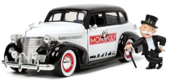 JAD33230 - CHEVROLET Master Deluxe met zwart/wit MR MONOPOLY figuur 1939