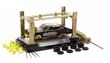 M2M-37000-67-C-DORE - Modelbouwset van de Dodge Charger Gasser uit 1966 in zwart en goud, in blisterverpakking.
