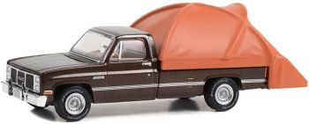 GREEN38050-D - 1986 GMC Sierra Classic 1500 in bruin uit de THE GREAT OUTDOORS-serie in blisterverpakking